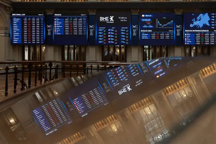 El Ibex 35 disminuye un 0,18% pero se mantiene por encima de los 15.550 al inicio de la semana