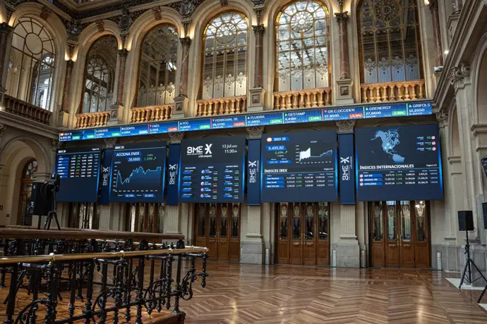 El Ibex 35 cierra con una caída del 0,4%, pero sostiene los 18.000 puntos tras empleo fuerte en